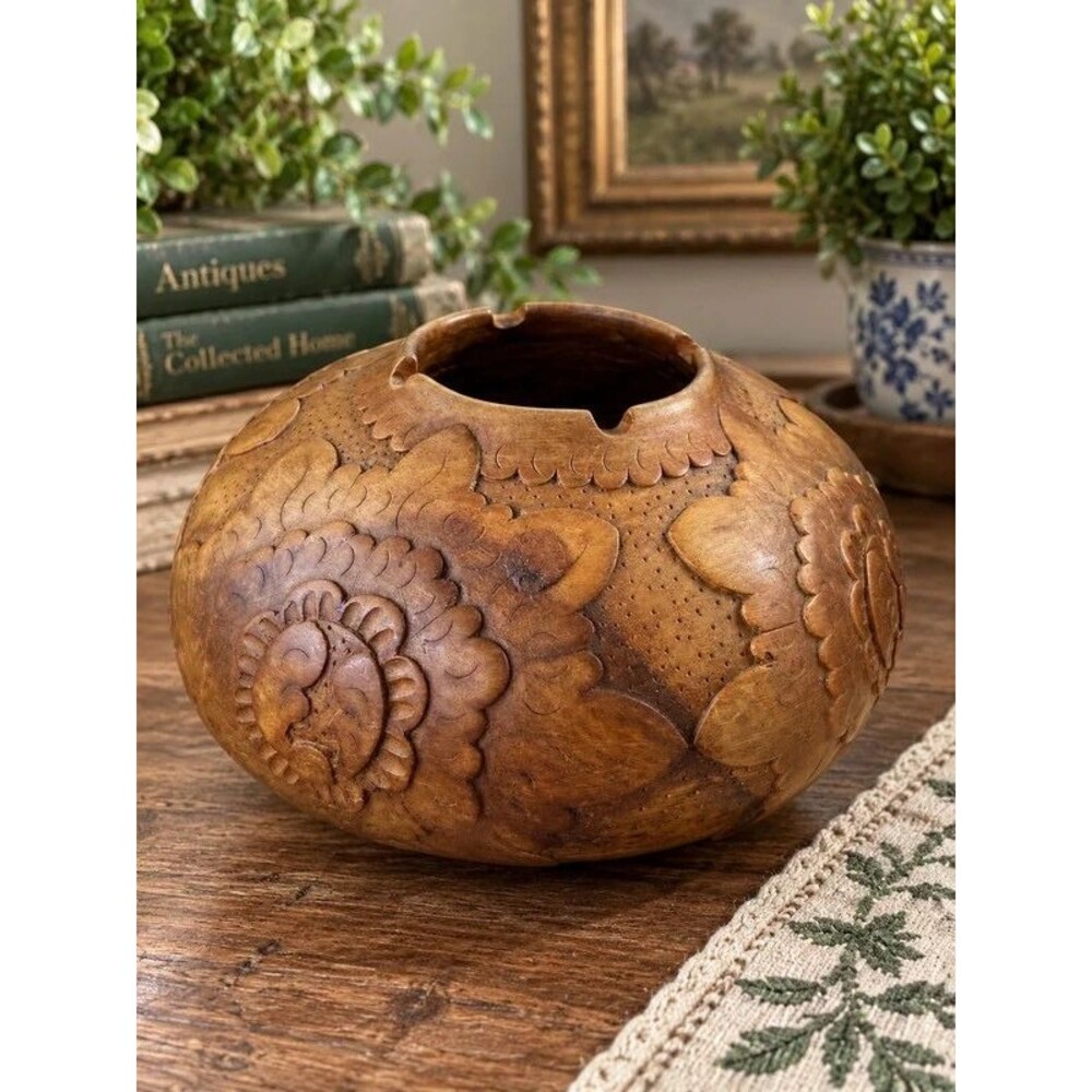 Vintage Hand-Carved Wooden Ashtray – Intricate Floral ArtMid-Century Wood Cigar